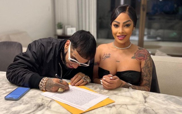 Anuel AA y Yailin en lo que parece ser la firma del documento que sella su unión por lo civil. Foto: Instagram / @yailinlamasviralreal