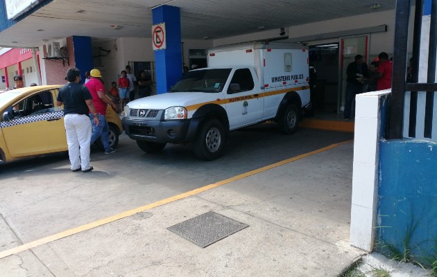 Personal de la Oficina de Atención Primaria del Ministerio Público (MP) se presentaron a la policlínica para realizar el levantamiento del cadáver y ordenar su traslado a la morgue judicial de Panamá Oeste. Foto. Eric Montenegro