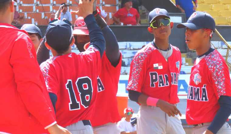 Jugadores de Panamá U15, festejan. Foto:Fedebeis