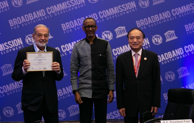 El Ing. Carlos Slim Helú recibió el premio WSIS por la creación de la plataforma Monitor FCS. Foto / Cortesía. 