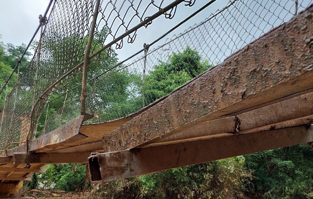 El puente colgante de la comunidad de Quije fue dañado en sus estructuras. Foto. Sinaproc