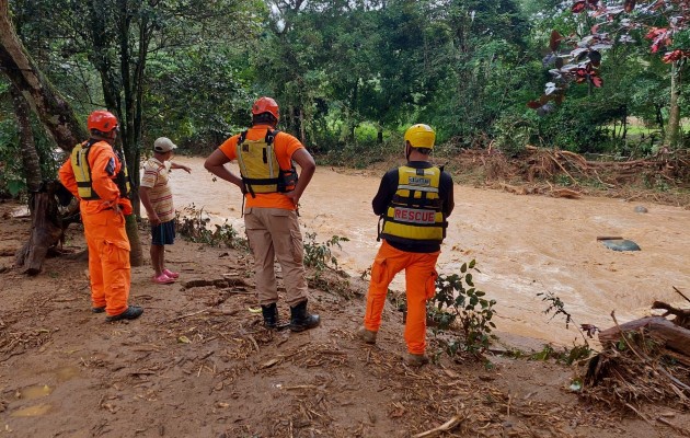 El río Chico se salió de su cauce y ocasionó daños estructurales en un puente colgante en su base y estructura y las familias fueron reubicadas debido al riesgo. Foto. Sinaproc