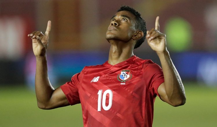 Édgar Yoel Bárcenas festeja uno de sus goles contra Martinica en e Rommel Fernández. Foto: EFE