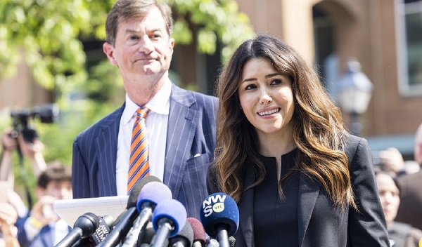 Camille Vasquez y su compañero Ben Chew, abogados de Johnny Depp. Foto: EFE