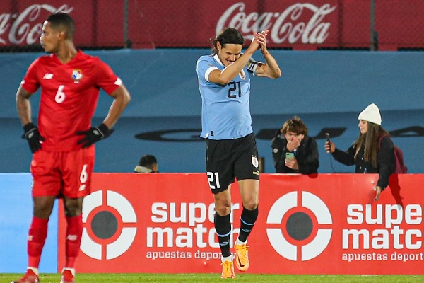 Rolando Botello de Panamá (rojo), atrás Edinson Cavani de Uruguay festeja uno de sus goles. Foto: EFE