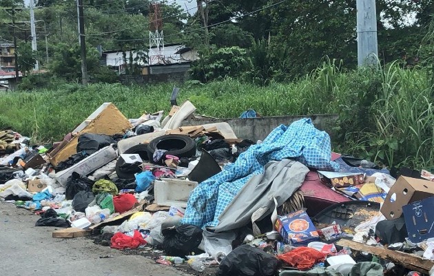 La basura es depósitada en cualquier parte en la provincia de Colón. Foto. Diomedes Sánchez