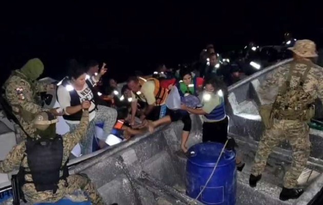 Unidades de la Segunda Brigada del Caribe aprehenden a dos colombianos que viajaban en una embarcación, en la cual eran trasladados 40 migrantes. Foto. Senafront