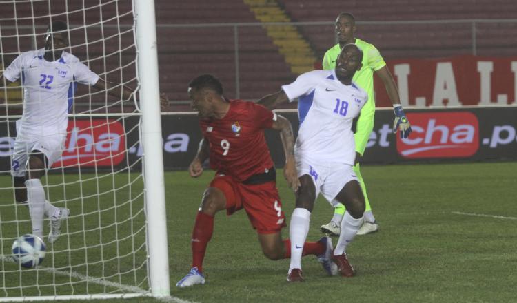 Gabriel Torres de Panamá (9) anota su gol contra Martinica en el primer juego realizado en el estadio Rommel Fernández. Foto: Víctor Arosemena