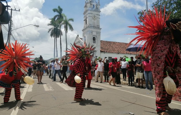 Los diablos sucios salen de cada esquina del parque portando un montante o volador, y posteriormente recorren las principales calles. Foto. Thays Domínguez