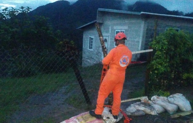 Según funcionarios del MOP  el puente colgante construido años atrás a un costo de $120 mil resultó seriamente dañado. Foto. Sinaproc