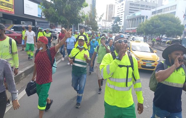 Los trabajadores de la Autoridad de Aseo están en huelga desde el pasado viernes 10 de junio. Foto: Víctor Arosemena