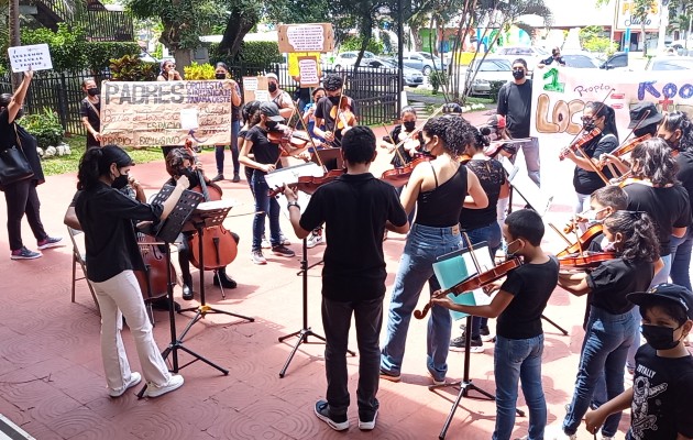 Portando pancartas, interpretando diversas piezas musicales y al grito de 'más cultura' los jóvenes músicos y sus padres afirman que por nueve años se han mantenido como una orquesta errante. Foto. Eric Montenegro