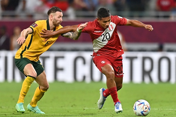 Martin Boyle de Australia (izq.) disputa el balón contra Edison Flores de Perú, durante el partido de repesca. Foto: EFE