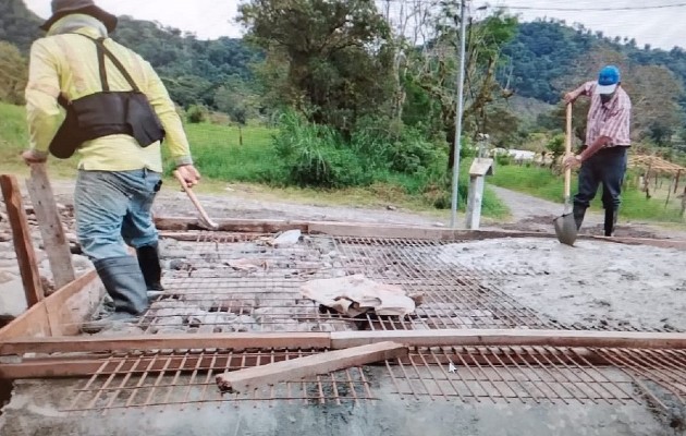 El MOP realiza trabajos de construcción de un vado tipo Llanero, sobre la quebrada Tizingal. Foto: José Vásquez