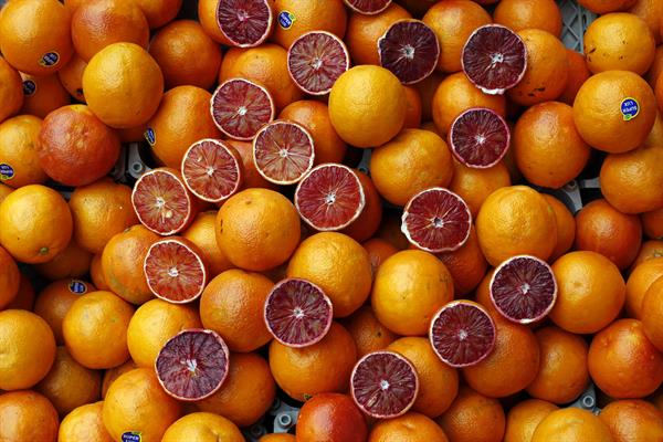 Naranjas en un puesto ambulante en los alrededores del bazar Tajrish en Teherán, Irán.