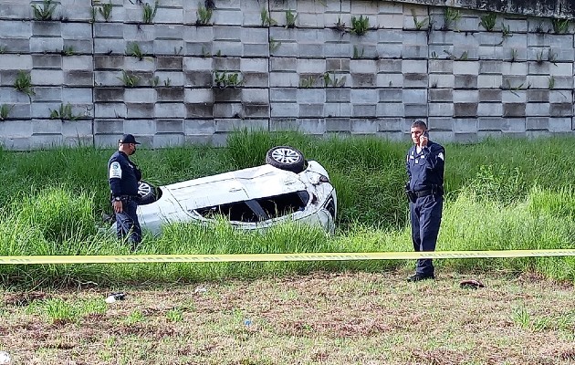 En su intento de huir de policías, el chófer del auto colisiona con otro vehículo y se vuelca. Foto: Eric A. Montenegro