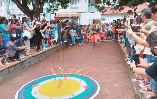 En el parque Simón Bolívar de La Villa de Los Santos, las personas apreciaban el ritual. Foto: Thays Domínguez