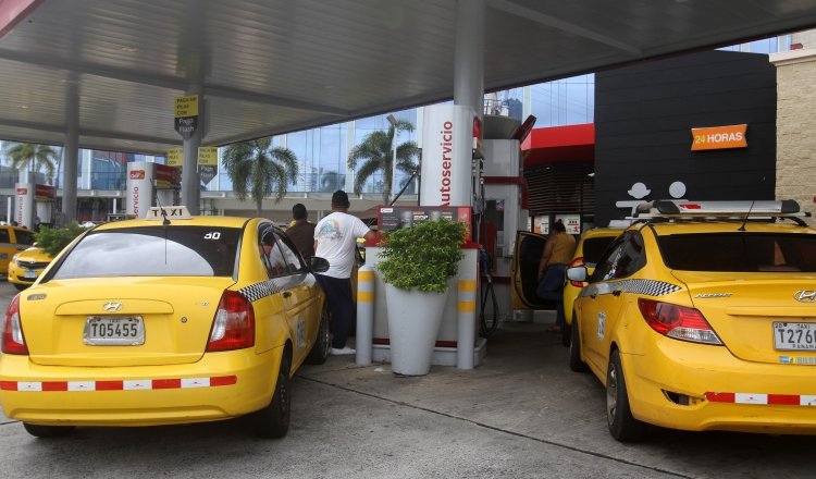 Los transportistas de pasajeros, comerciales y agrícolas son los únicos con los cuales el Gobierno ha hecho algo para paliar las alzas. Foto: Víctor Arosemena