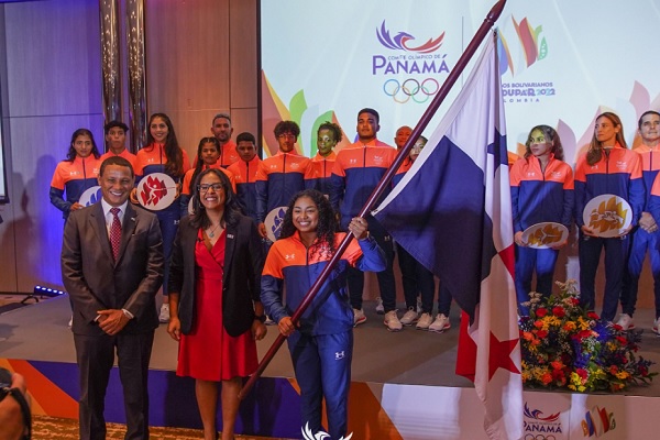 Hillary Heron de gimnasia, abanderada, a la izquierda Héctor Brands de Pandeportes y Damaris Young presidenta del COP. Foto:COP