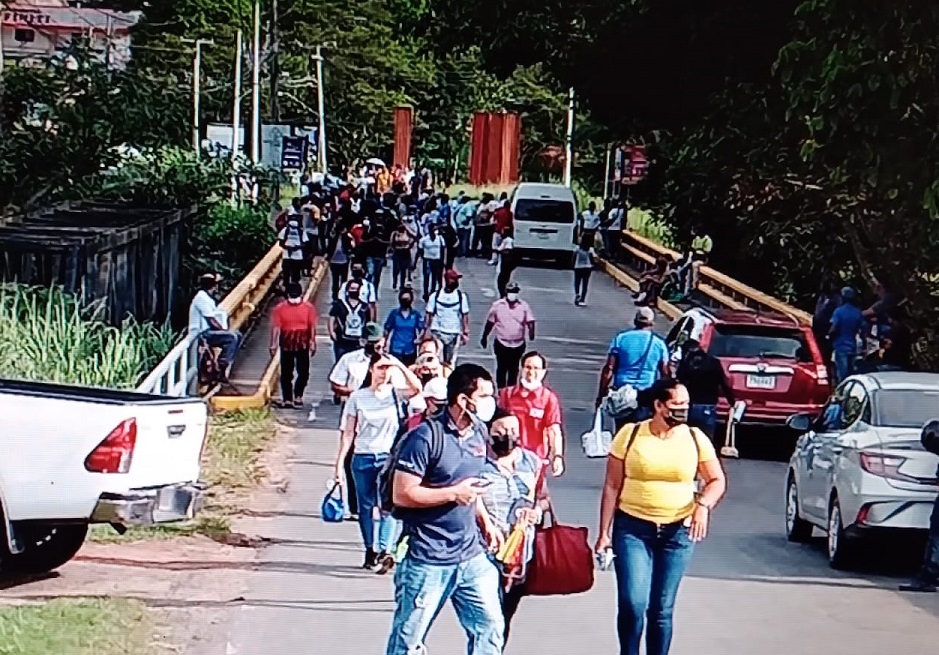 El tranque de la vía este jueves obligó a cientos de personas a caminar. Foto: Eric A. Montenegro