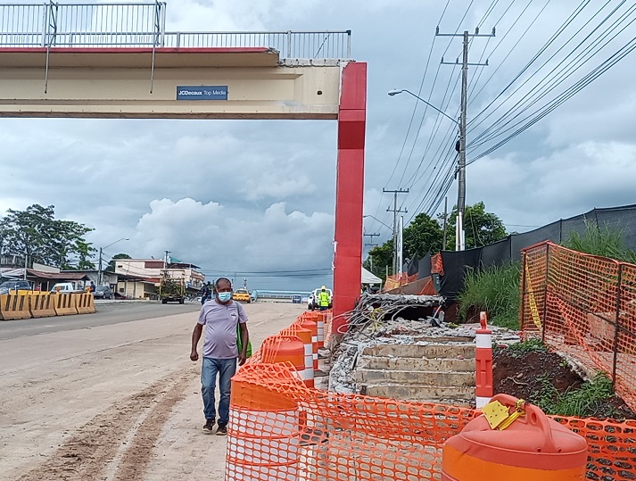 En la pasarela peatonal se construirá la estación número 12 de la Línea 3 del Metro. Foto: Eric A. Montenegro