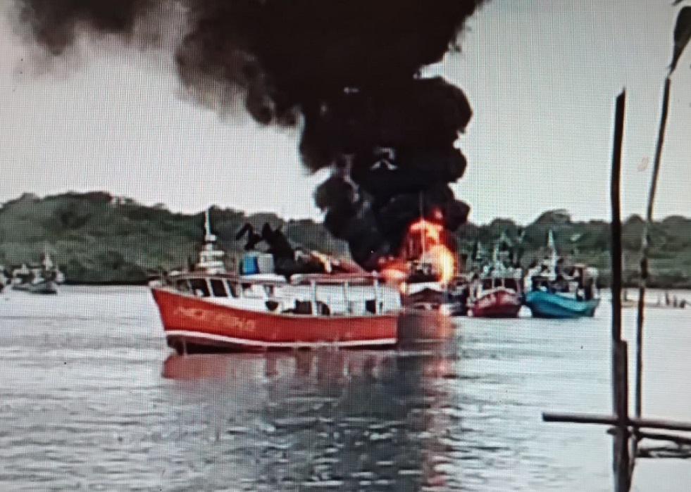 El fuego fue atendido por personal de la Cuarta Región Aeronaval y pescadores artesanales. Foto: Thays Domínguez