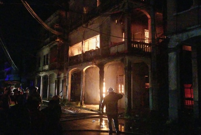 Bomberos evitaron que el fuego se extendiera a otros inmuebles. Foto: Diomedes Sánchez S.