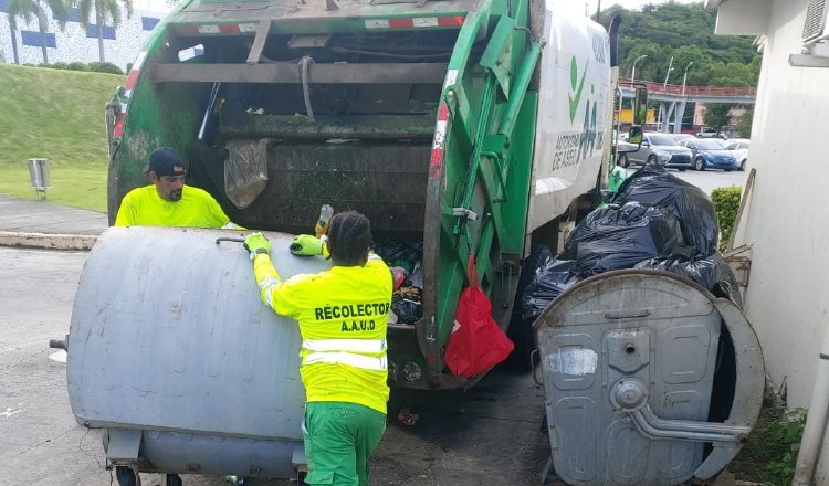 Las calles están inundadas de basura, evidenciando la grave crisis que se vive a lo largo del distrito capital. Foto: AAUD