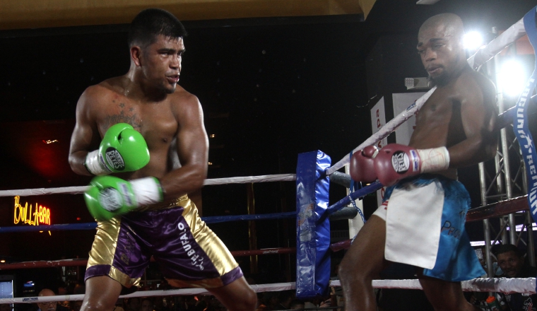 'Búfalo' Sánchez conecta a Ernesto Marín durante el combate. Foto: Víctor Arosemena    