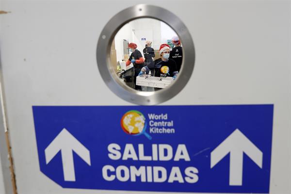 Voluntarios y trabajadores de la ONG del chef español José Andrés, World Central Kitchen (WCK)