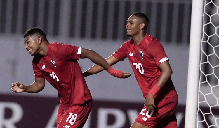 Kevin Garrido (der.) y Carlos River de Panamá, celebran un gol ante Aruba. Hoy enfrentan a Guatemala. Foto: EFE