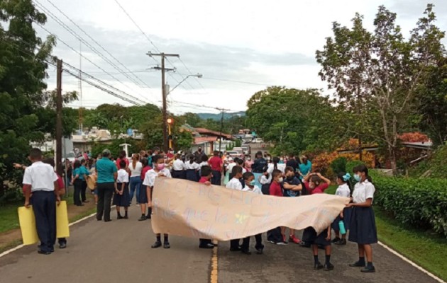La situación ha llevado al cierre  de la vía en la entrada de Los Pozos. Foto: Thays Domínguez