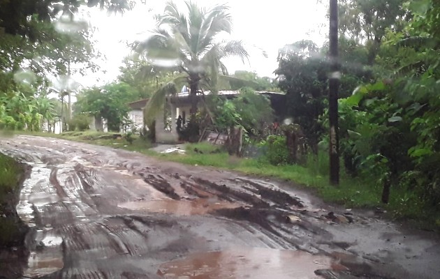 Los residentes llevan varias décadas de lucha pidiendo se les construya una carretera de asfalto. Foto / Melquiades Vásquez A.