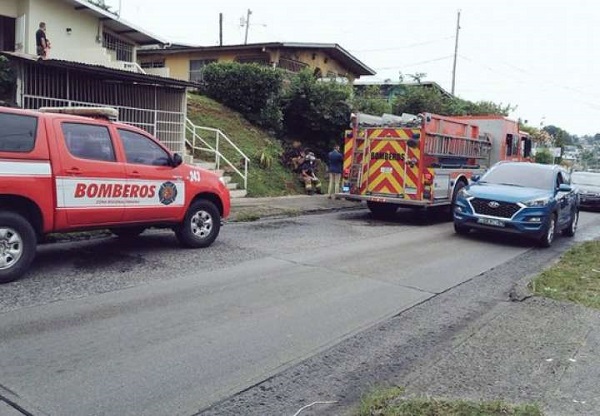 Dos camiones bomberos y una ambulancia atendieron el hecho.