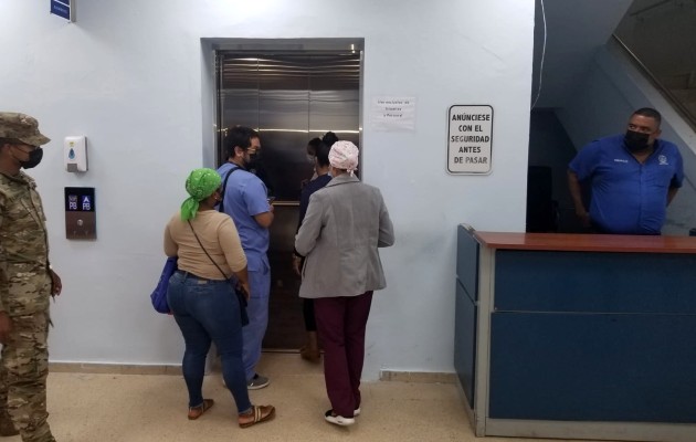 La administración del hospital exhorta a los ciudadanos a cuidar estos nuevos elevadores. Foto / Diómedes Sánchez.