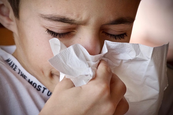 Según especialistas, evitar un estornudo podría ocasionar varias complicaciones, como pseudomediastino (aire atrapado en el pecho entre ambos pulmones) o perforación de la membrana del tímpano, entre otras. 