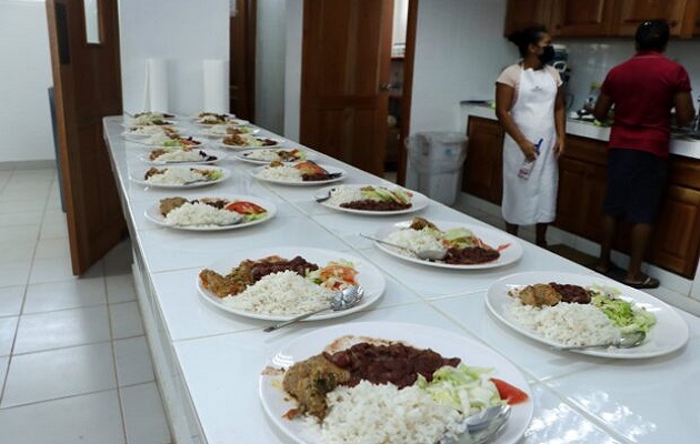 Por lo general la comida a la que se le da preferencia, cuando no hay dinero, es el almuerzo. Foto: Meduca