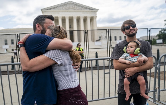 El activista antiabortista Matt Lockett y su esposa, Kim Lockett, celebran la decisión del tribunal. Foto: EFE