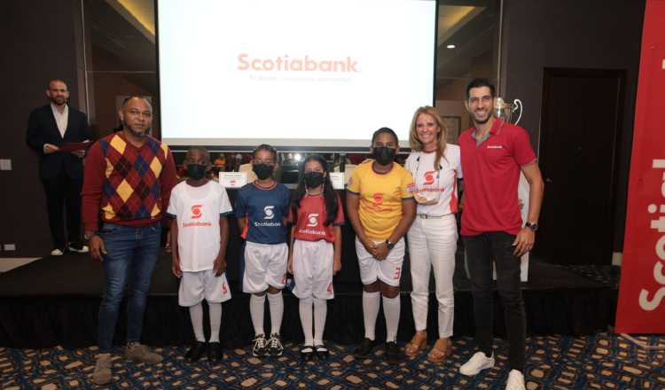 Niños y organizadores del torneo futbolístico. Foto:Cortesía