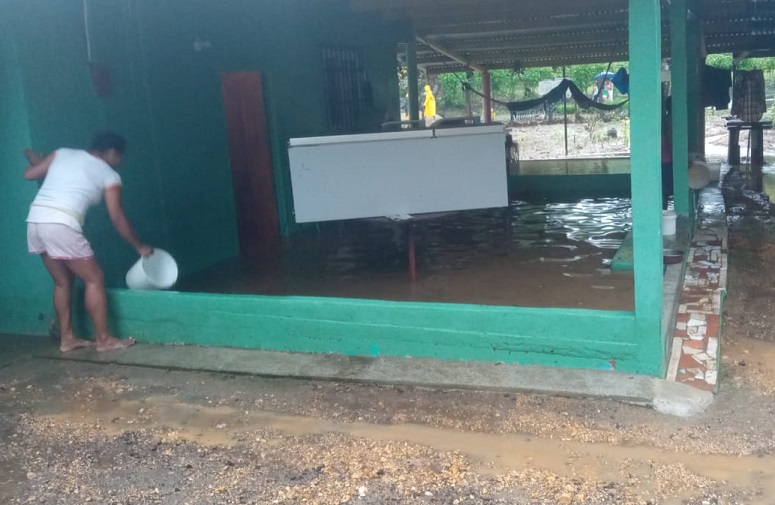 El agua ha entradoa las viviendas de las personas, afectando sus enseres domésticos. Foto: Diomedes Sánchez 