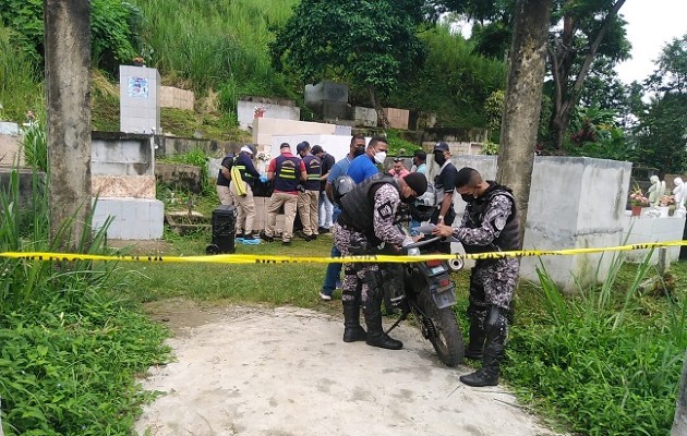 Se conoció de forma extraoficial que el occiso presentaba un tiro en la cabeza. Foto: Diomedes Sánchez S. 