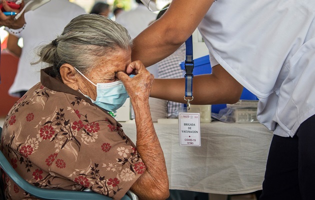 La recomendación de vacunas en adultos mayores es de cuatro dosis. Foto: EFE
