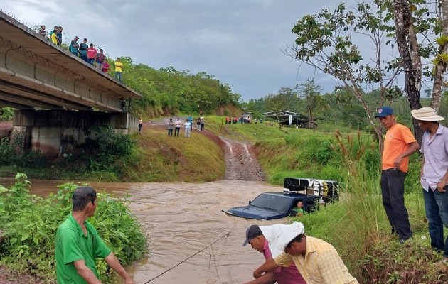 Pobladores lograron sacar el vehículo de transporte de la quebrada. Foto: Eric A. Montenegro