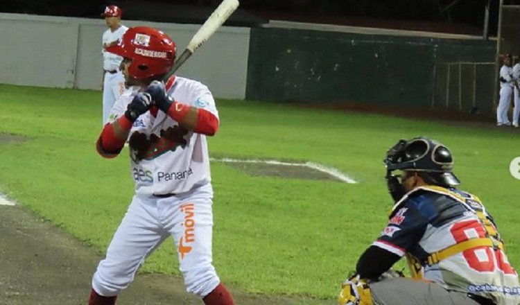 Luis Jordan al bate en el partido contra Panamá Metro en la ronda regular.  Foto: Fedeebis