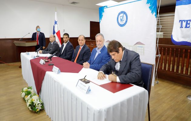 Magistrados del TE firman contrato por nueve millones de dólares con BB&M S.A.. Foto: Cortesía TE