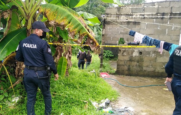 La casa quedó cerrada con cinta amarilla para levantar las evidencias en el área. Foto / Diómedes Sánchez.