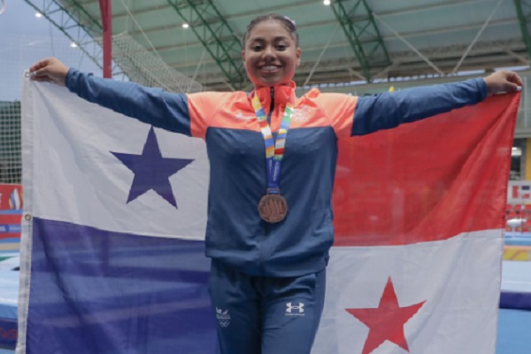 Hillary Heron con una de las medallas ganadas en los Juegos Bolivarianos. Foto: COP