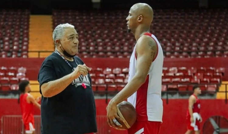 Flor Mélendez coach de Panamá  habla de Ernesto Oglivie. Foto: Fepafut