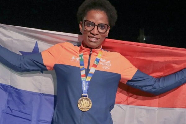 La panameña Atheyna Bylon recibe su medalla de oro en los Juegos Bolivarianos 2022 La panameña Atheyna Bylon recibe su medalla de oro en los Juegos Bolivarianos 2022. Foto:COP