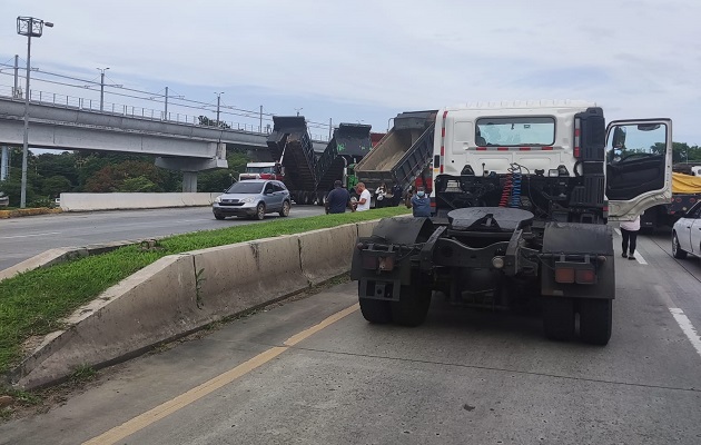 El cierre de los conductores de volquetes generó caos este jueves. Foto: Tráfico Panamá